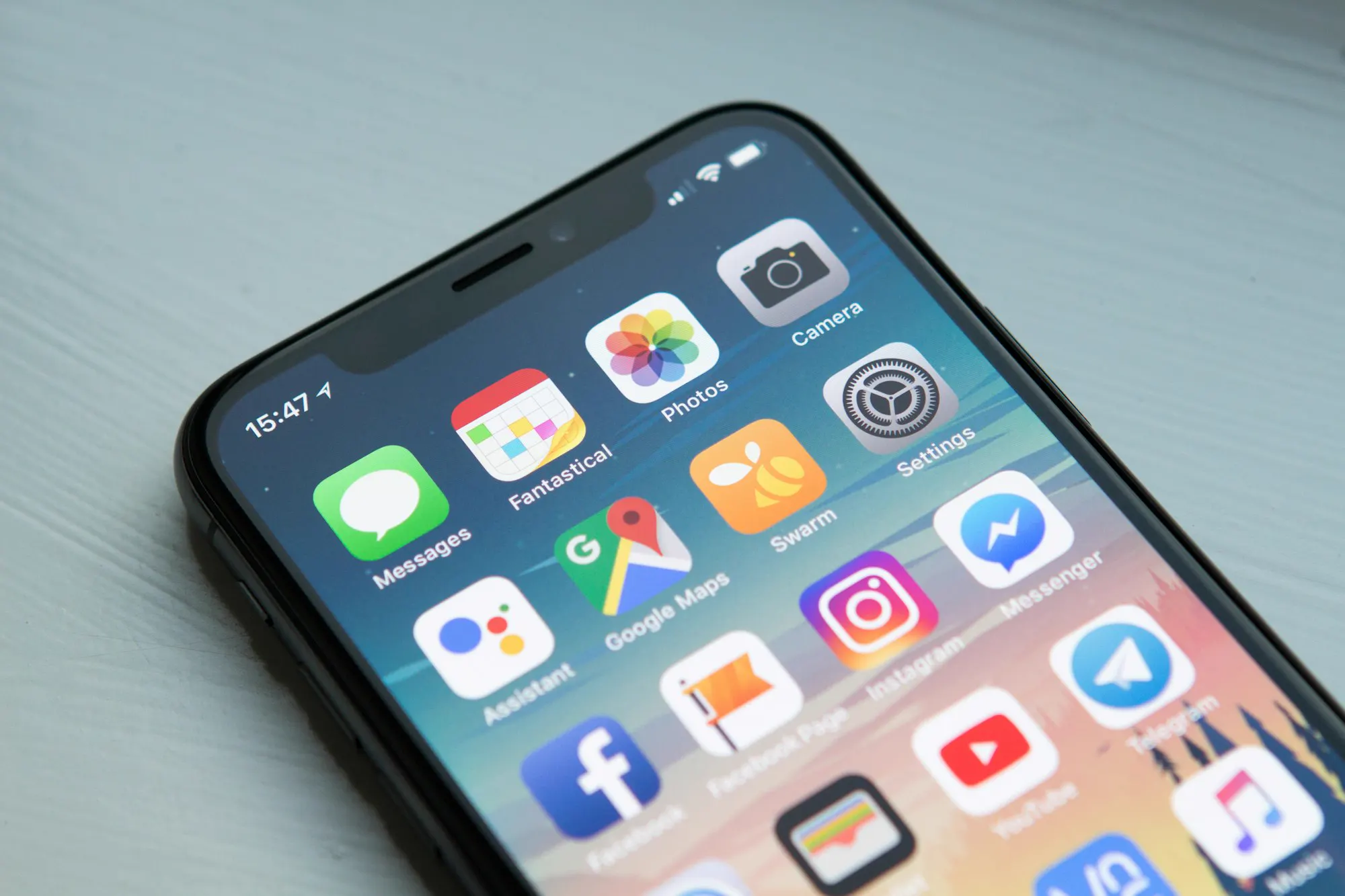 Mobiltelefon med appar på skärmen